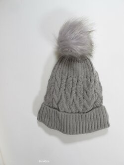 Zimní čepice šedá s bambulí secondhand Zimní čepice šedá s bambulí secondhand