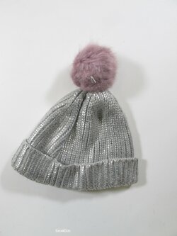 Zimní čepice stříbrná s bambulí secondhand Zimní čepice stříbrná s bambulí secondhand