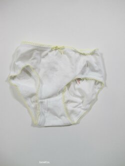 Bílé kalhotky pro holky secondhand Bílé kalhotky pro holky secondhand