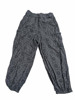 Šedé kalhoty se vzorem květiny pro holky secondhand