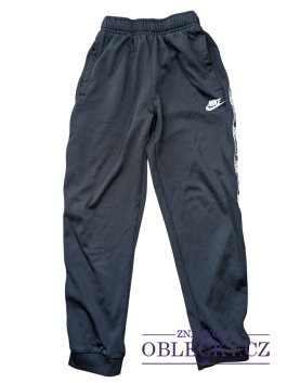 Zvětšit Černé sportovní kalhoty pro kluky secondhand Nike