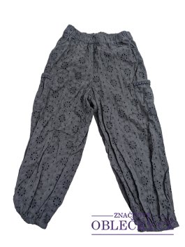 Zvětšit Šedé kalhoty se vzorem květiny pro holky secondhand